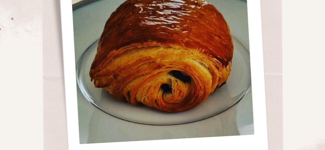 Polaroïd avec un pain au chocolat