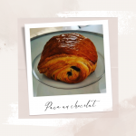Polaroïd avec un pain au chocolat